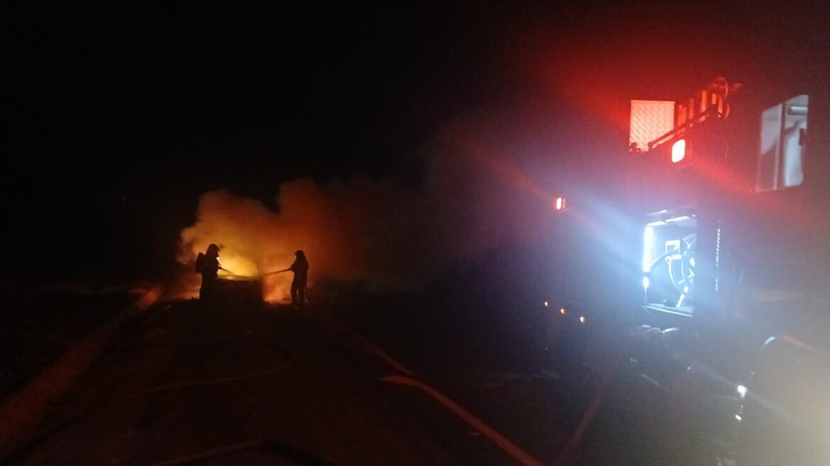 carro-de-luxo-pega-fogo-na-br-135-apos-motorista-perceber-fumaca-no-capo