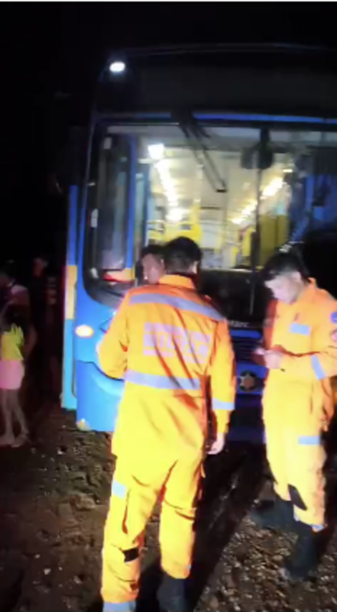 bombeiros-resgatam-16-pessoas-ilhadas-em-onibus-escolar-apos-alagamento-de-estrada-na-zona-rural-de-francisco-sa