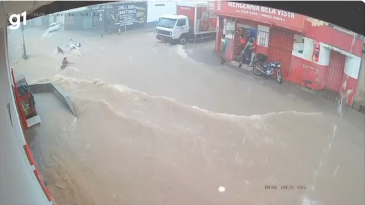 video:-mulheres-sao-arrastadas-por-enxurrada-durante-forte-chuva-em-mg:-‘foi-desesperador’