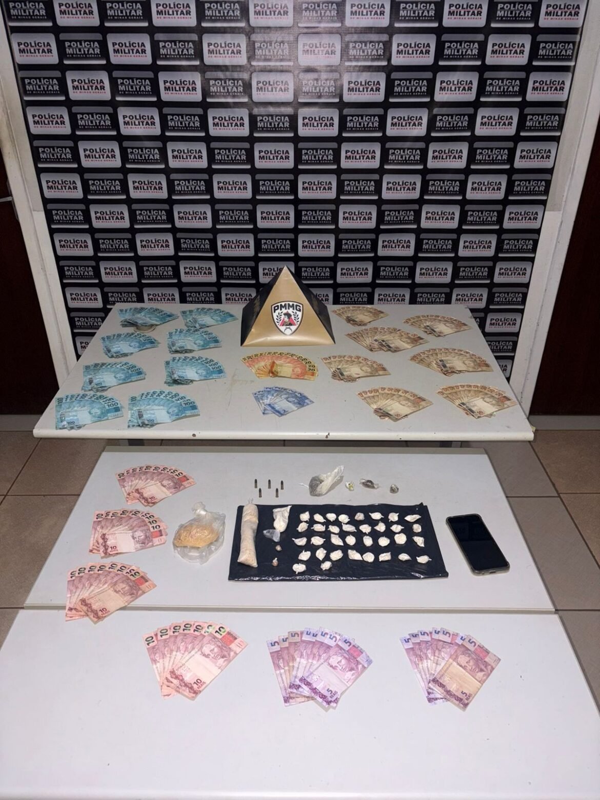 video:-drogas-sao-apreendidas-em-congelador-de-bebidas,-dentro-de-porta-e-embaixo-de-vitrola-em-mg