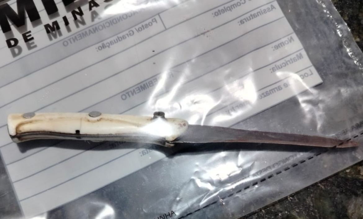 mulher-ouve-barulho,-sai-para-ver-o-que-era-e-encontra-irmao-morto-e-filho-com-faca-na-mao-em-manga