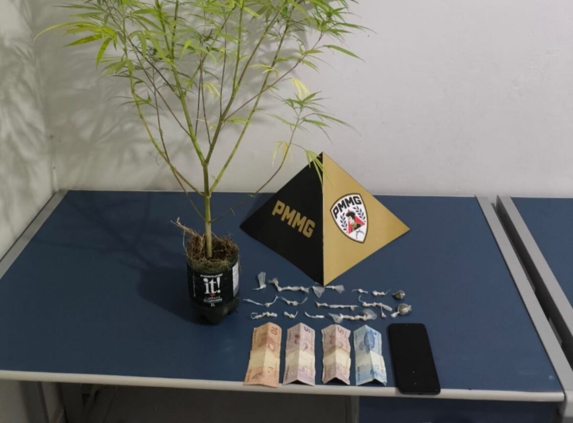 homem-e-preso-com-drogas-escondidas-na-casa-onde-morava-com-a-mae,-em-jequitai