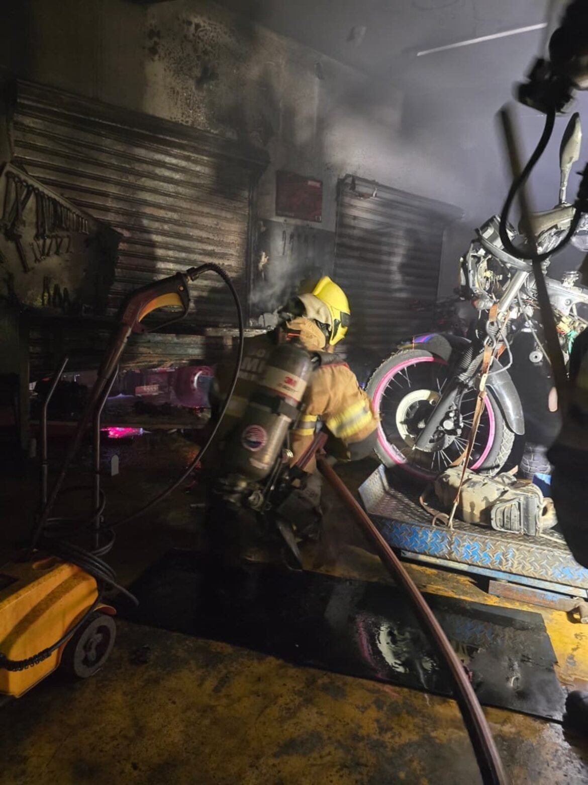 incendio-atinge-oficina-mecanica-no-bairro-sao-jose,-em-montes-claros;-video