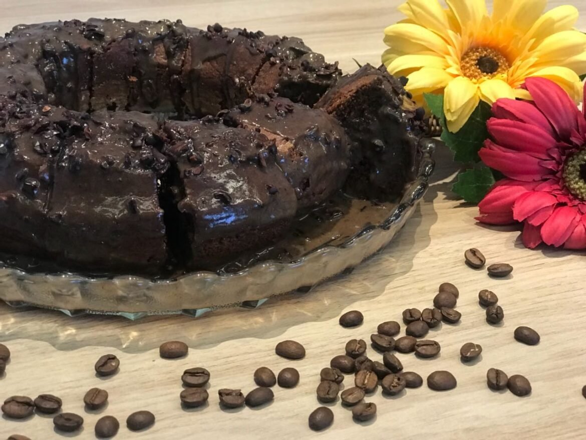 pascoa-alem-dos-ovos:-aprenda-a-fazer-um-delicioso-bolo-de-chocolate-fitness-com-cafe