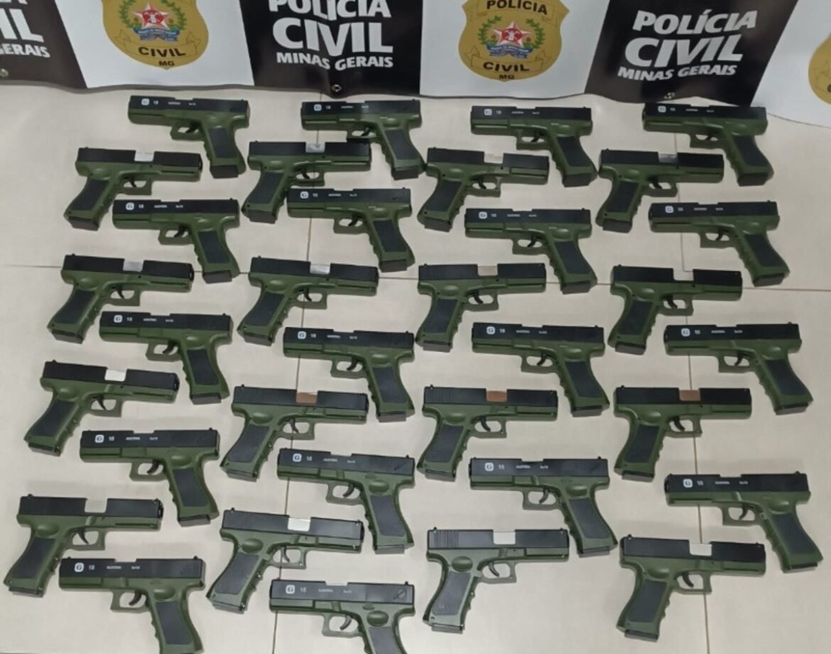 apos-denuncia-anonima,-policia-apreende-mais-de-30-simulacros-de-pistola-em-comercio-no-norte-de-mg