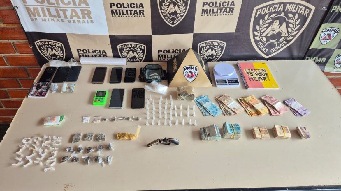 oito-sao-presos-em-operacao-que-apreendeu-r$-27-mil,-arma-e-drogas-no-norte-de-mg