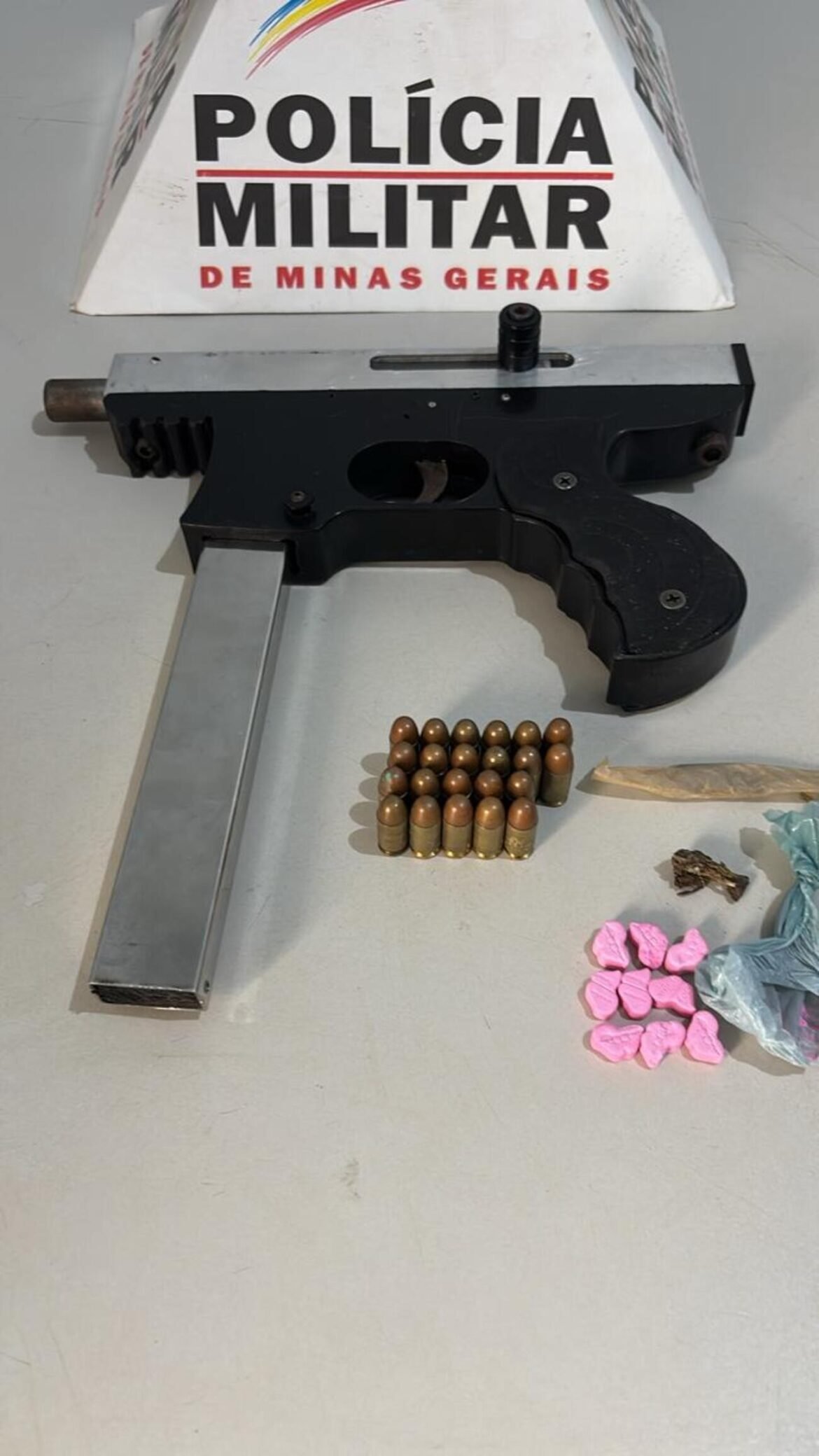 homem-e-preso-com-submetralhadora,-municoes-e-drogas-ao-descer-de-onibus-em-rio-pardo-de-minas