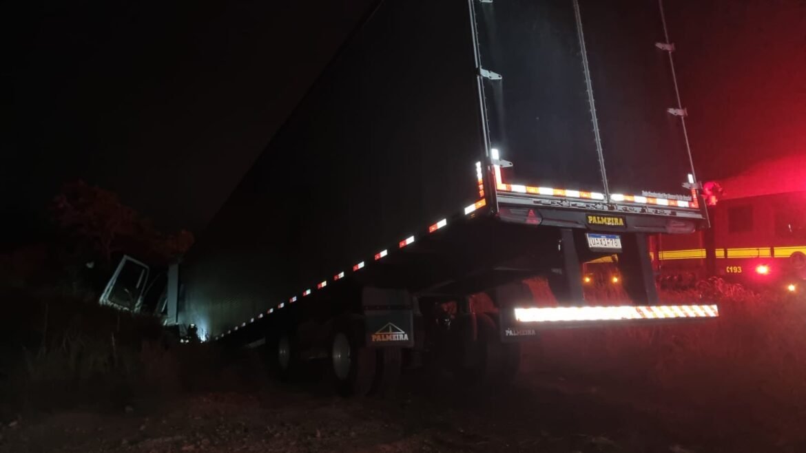 motorista-de-carreta-fica-ferido-apos-bater-em-barranco-na-br-251