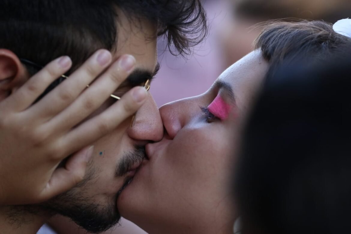 beijou,-compartilhou:-o-que-a-saliva-pode-transmitir-no-carnaval-e-como-se-proteger