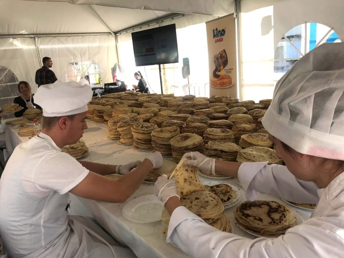 bosnia-tenta-bater-recorde-mundial-servindo-13-mil-panquecas-em-8-horas