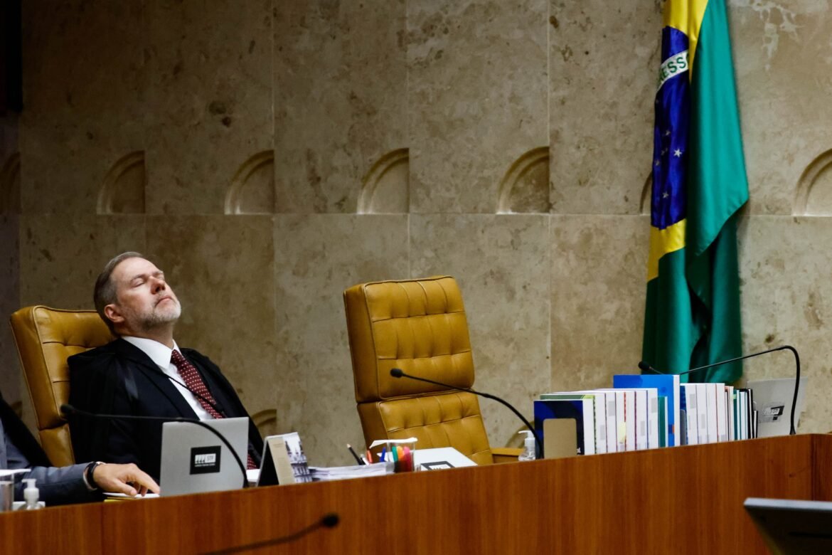 saida-negociada-evita-julgamento-sobre-suspeicao:-como-toffoli-foi-convencido-a-deixar-caso-master