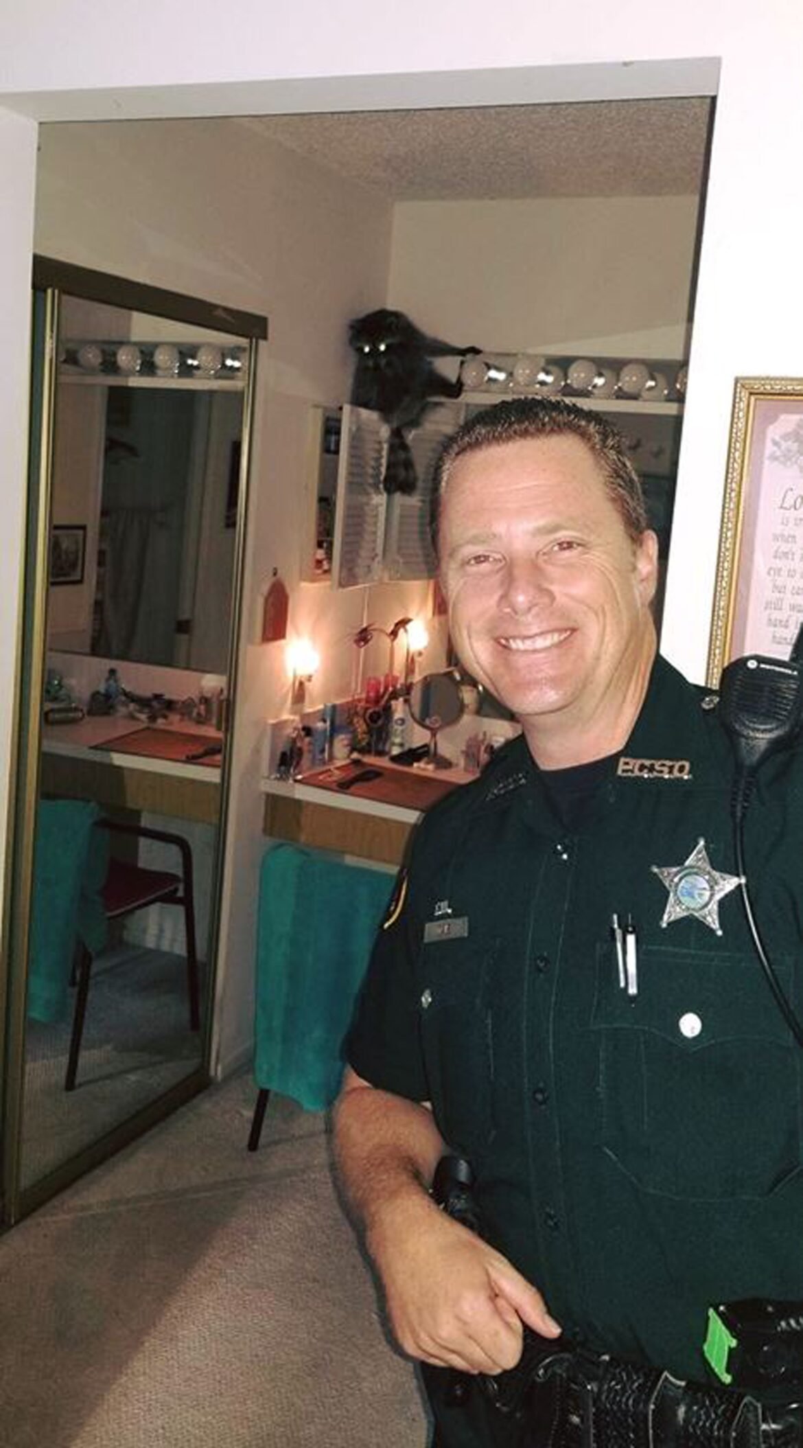 policial-e-chamado-para-tirar-guaxinim-de-banheiro-e-faz-selfie-com-o-intruso