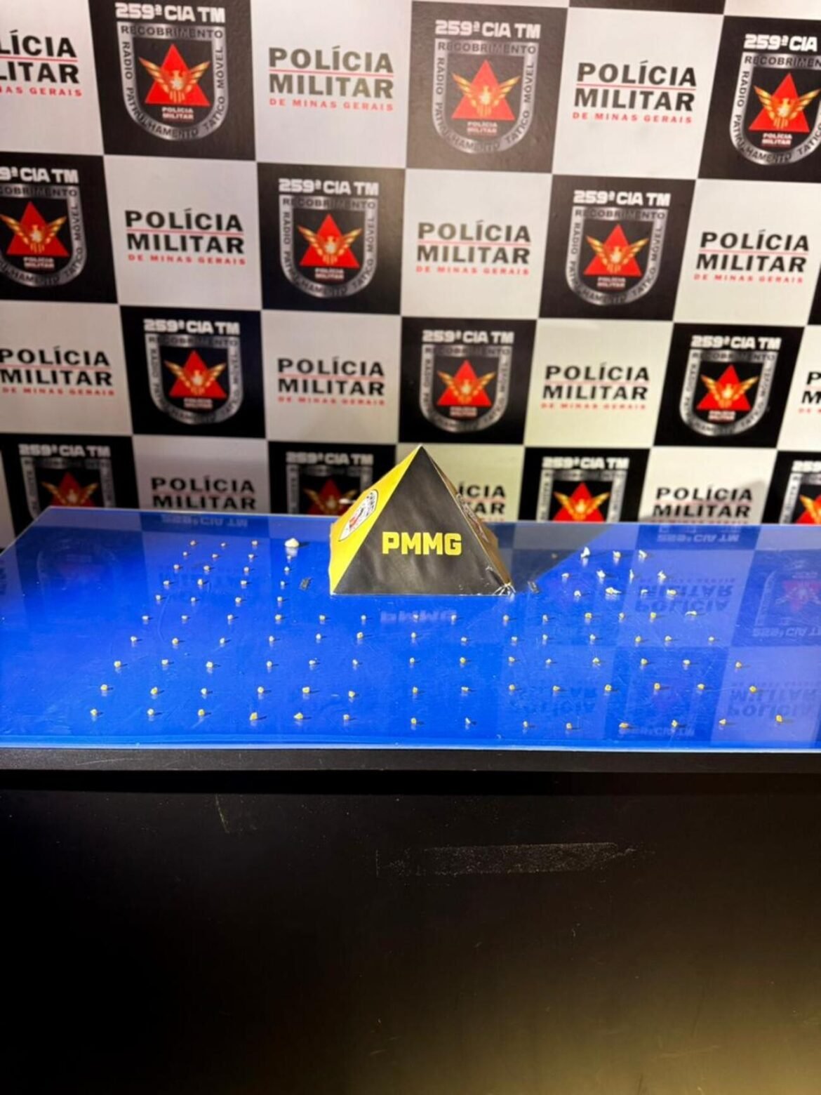 adolescente-e-flagrado-fracionando-crack-embaixo-de-pe-de-manga,-em-buritizeiro