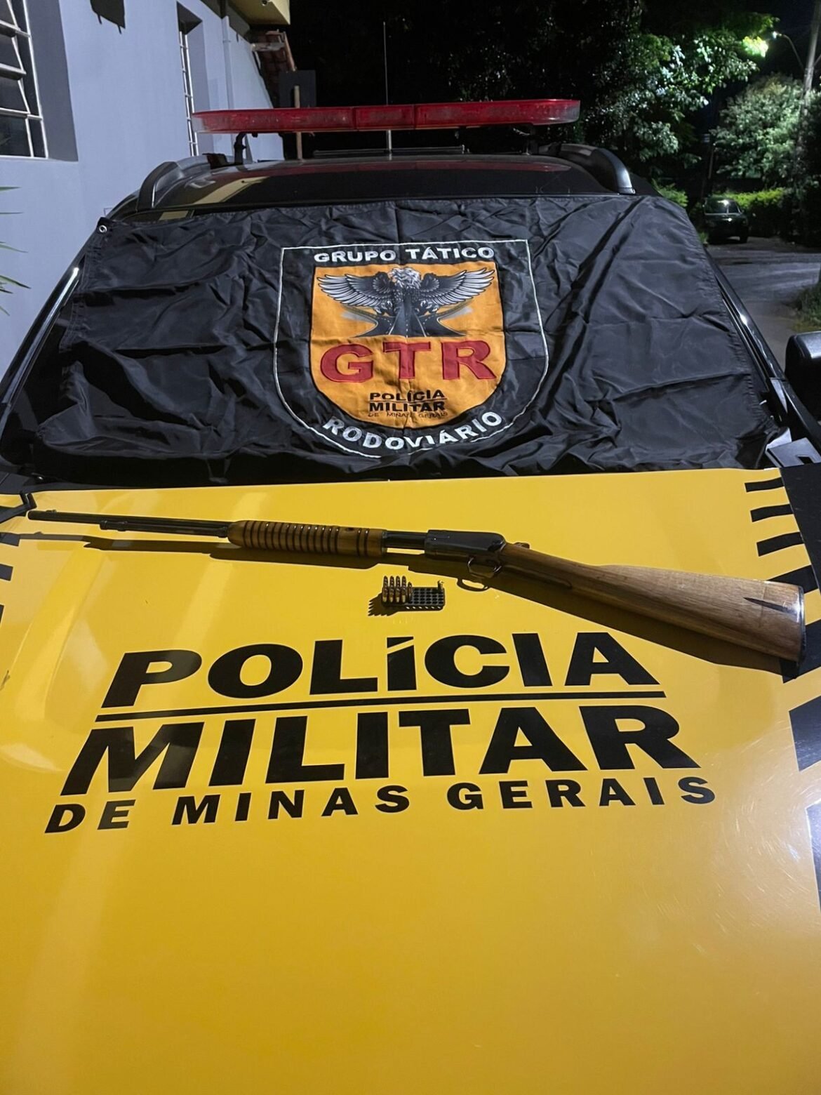 maos-tremulas,-inquietacao-e-suor-excessivo-fazem-pm-suspeitar-de-passageiro-de-onibus-preso-com-arma-na-br-135