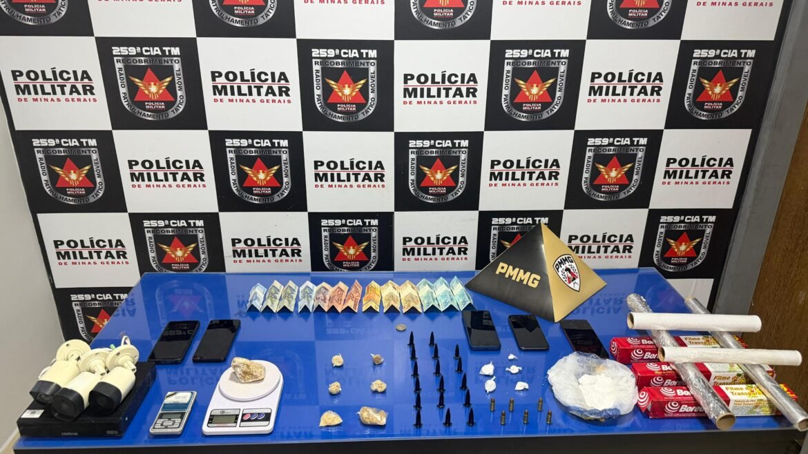 mulher-e-filhos-sao-presos-apos-apreensao-de-drogas-na-casa-onde-moravam,-em-buritizeiro