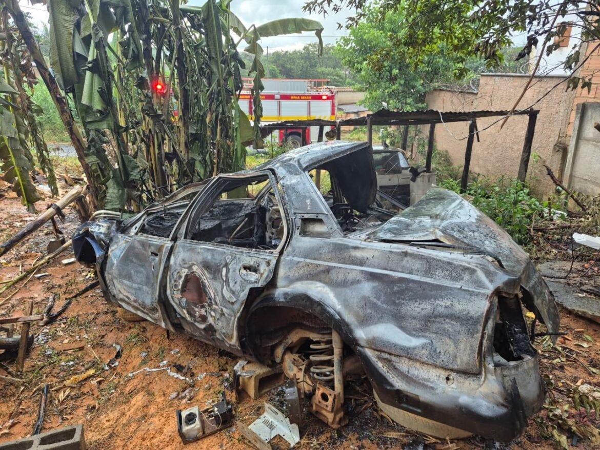 incendio-atinge-carcaca-de-carro-abandonado-e-mobiliza-bombeiros-em-tres-marias;-video