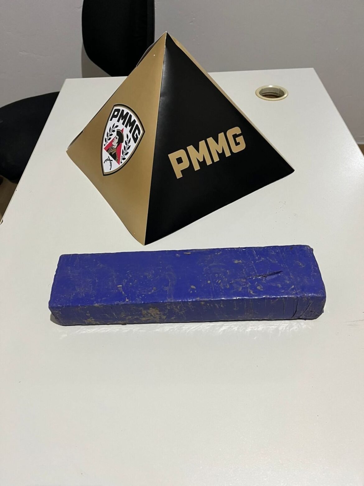 barra-de-maconha-e-encontrada-escondida-em-buraco-tampado-com-folhas-de-bananeira-em-mg