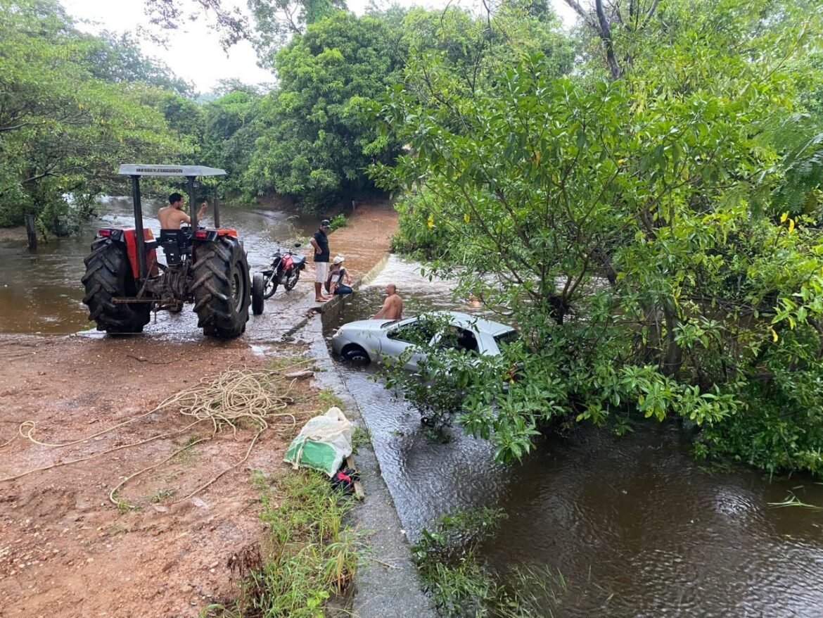 homem-desaparece-apos-carro-ser-arrastado-por-correnteza-em-porteirinha