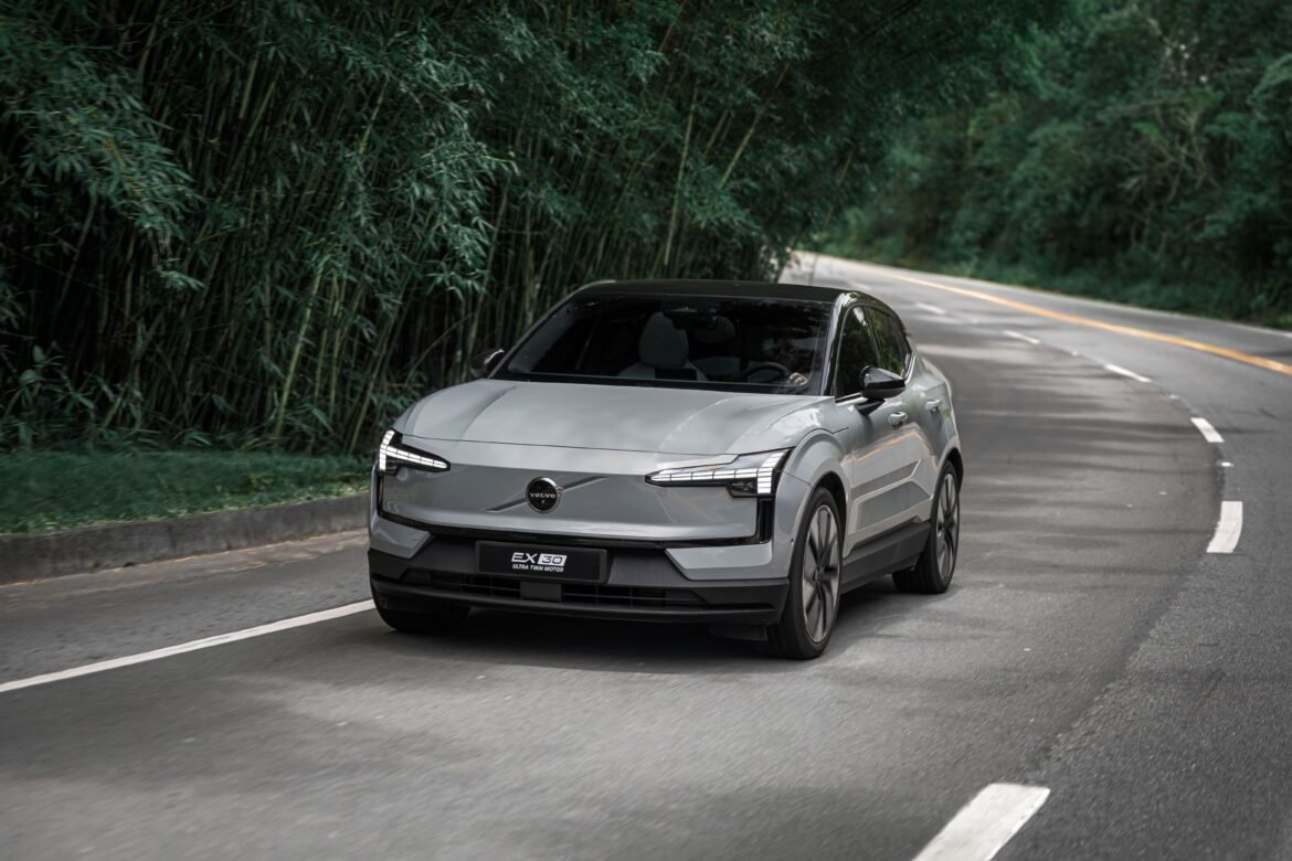 volvo-fara-um-recall-de-40-mil-suvs-eletricos-ex30-devido-a-risco-de-incendio-na-bateria-|-g1