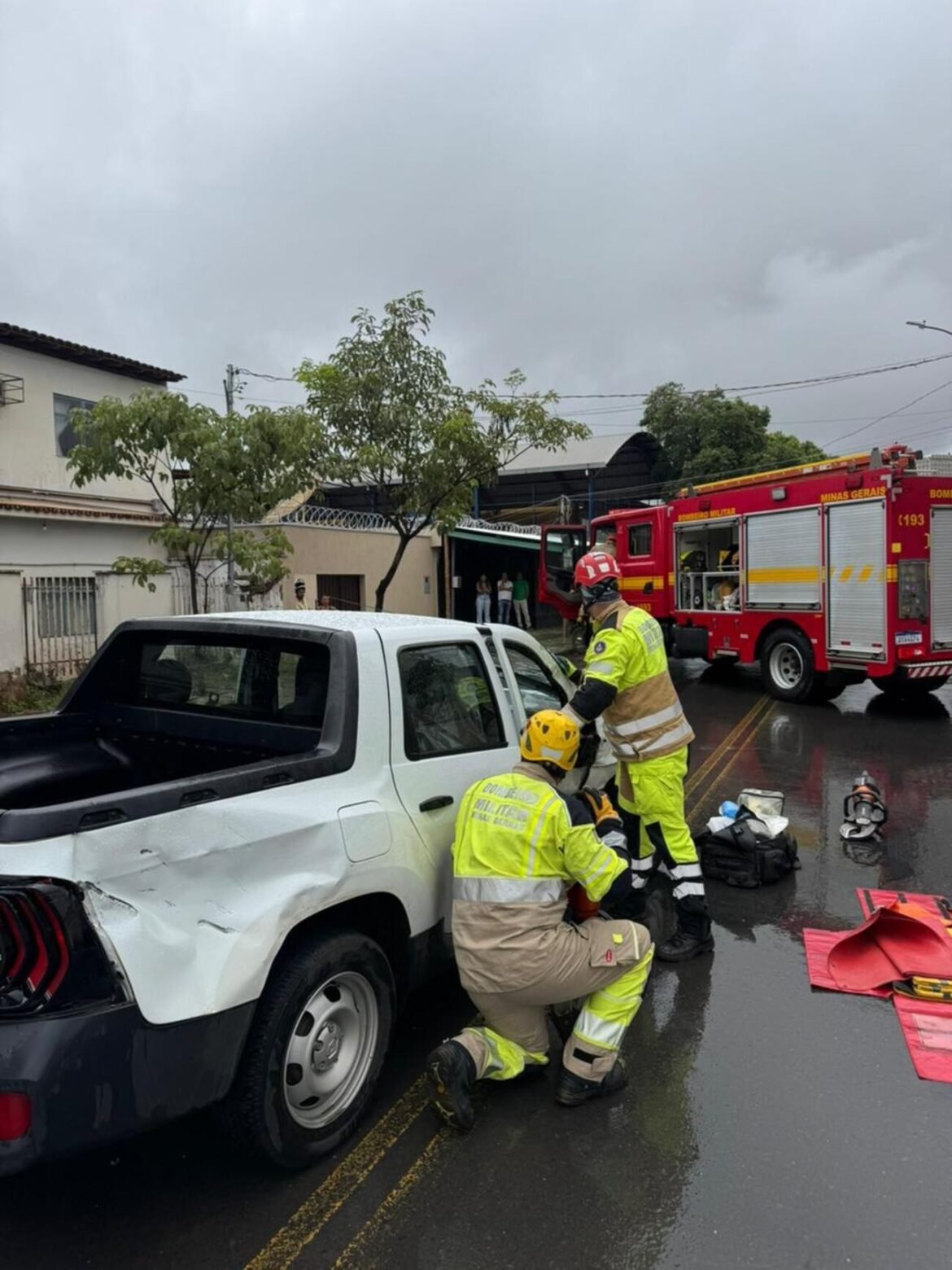 batida-entre-caminhao-com-galoes-de-agua-mineral-e-caminhonete-deixa-dois-feridos-em-montes-claros