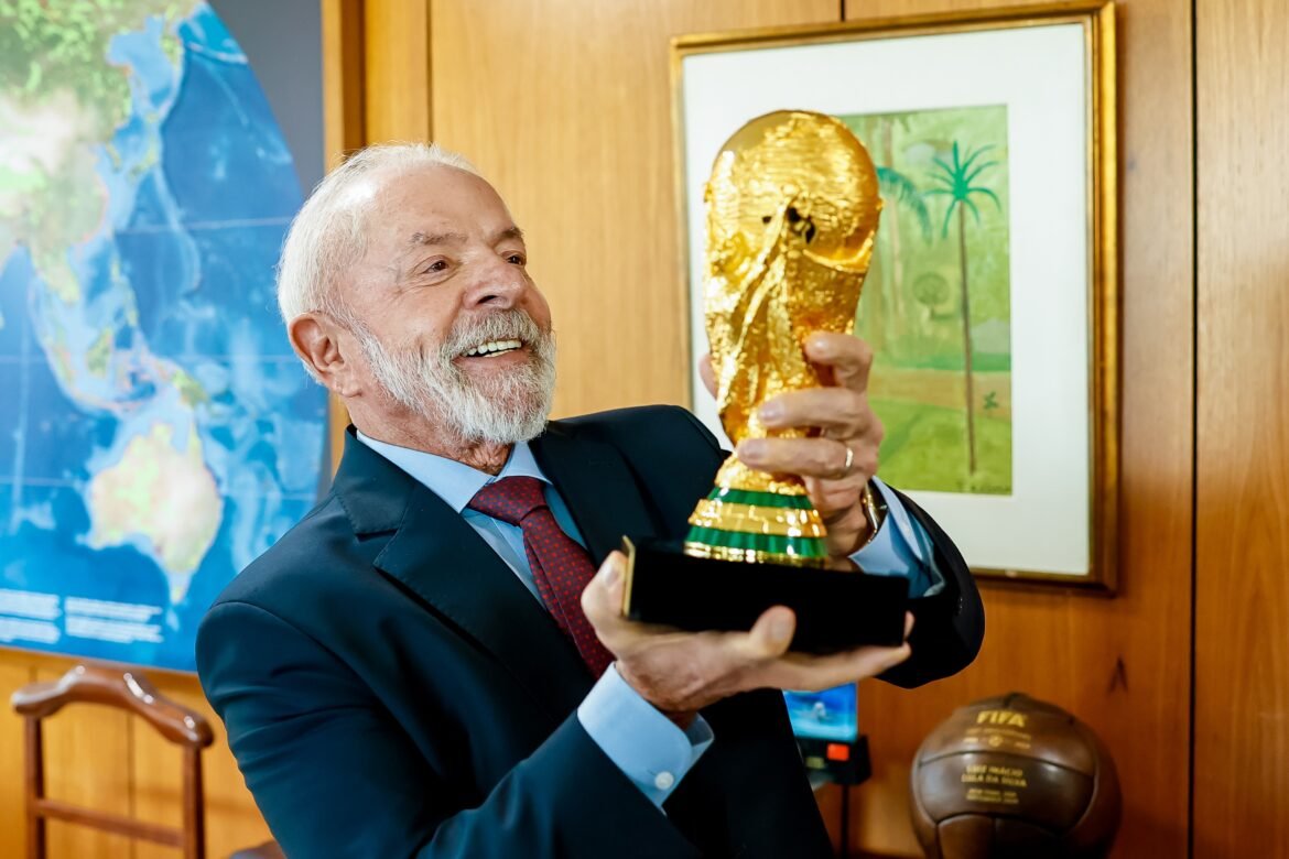 taca-da-copa-do-mundo-desembarca-em-brasilia-em-tour-da-fifa-e-e-recebida-por-lula-no-planalto