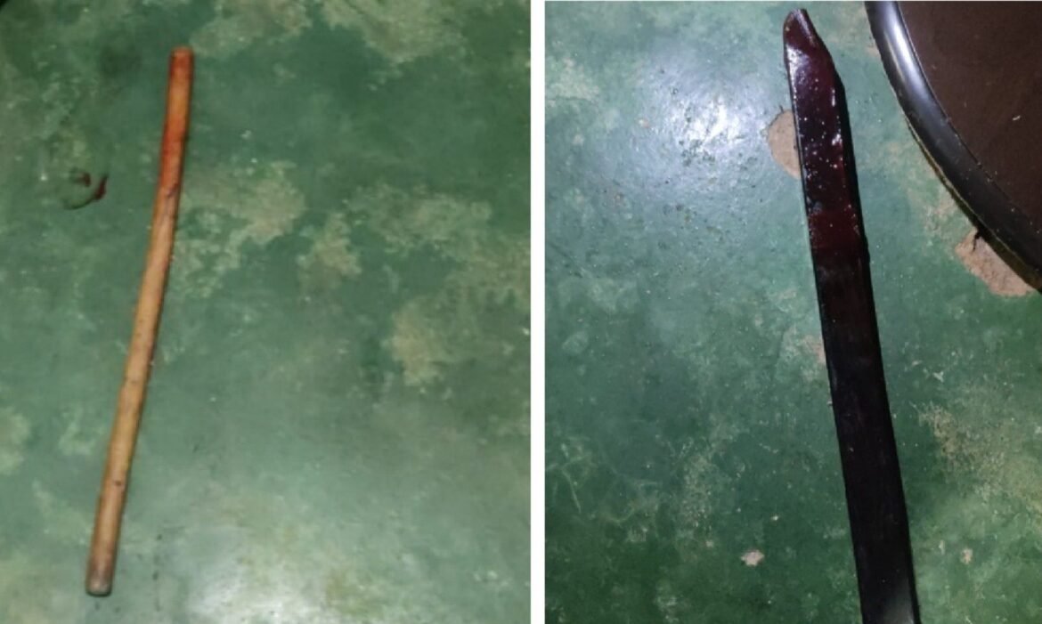 filho-preso-por-matar-pais-em-montes-claros-foi-encontrado-sentado-em-sofa-e-com-barra-de-ferro-e-pedaco-de-madeira-nas-maos