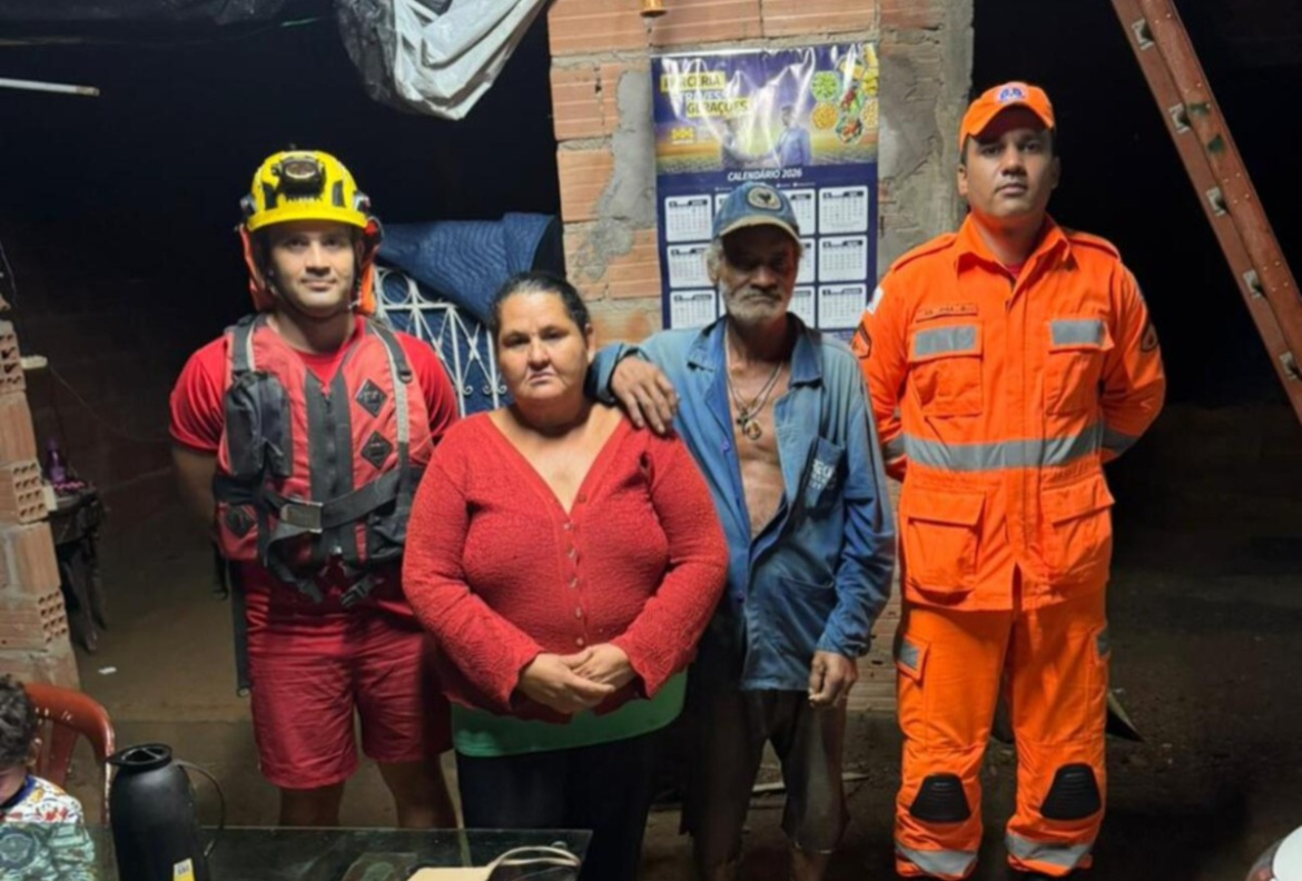 surpreendido-por-‘cabeca-d’agua’,-idoso-fica-ilhado-em-conteiner-apos-resgatar-esposa-e-filhotes-de-cachorro-em-montes-claros