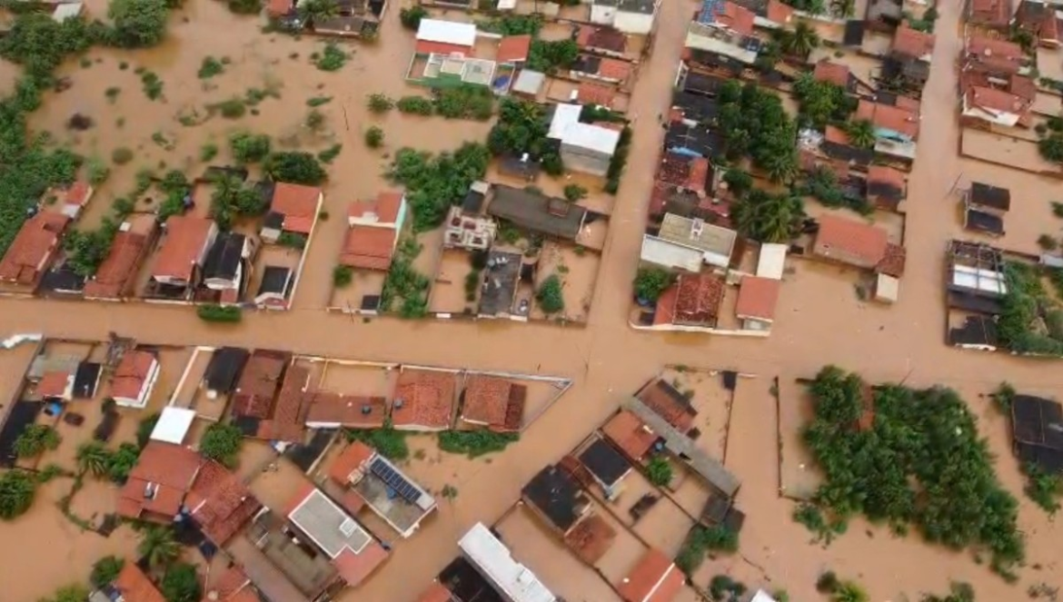 numero-de-familias-afetadas-pela-enchente-em-espinosa-sobe-para-550;-cidade-esta-sob-alerta-vermelho-do-inmet