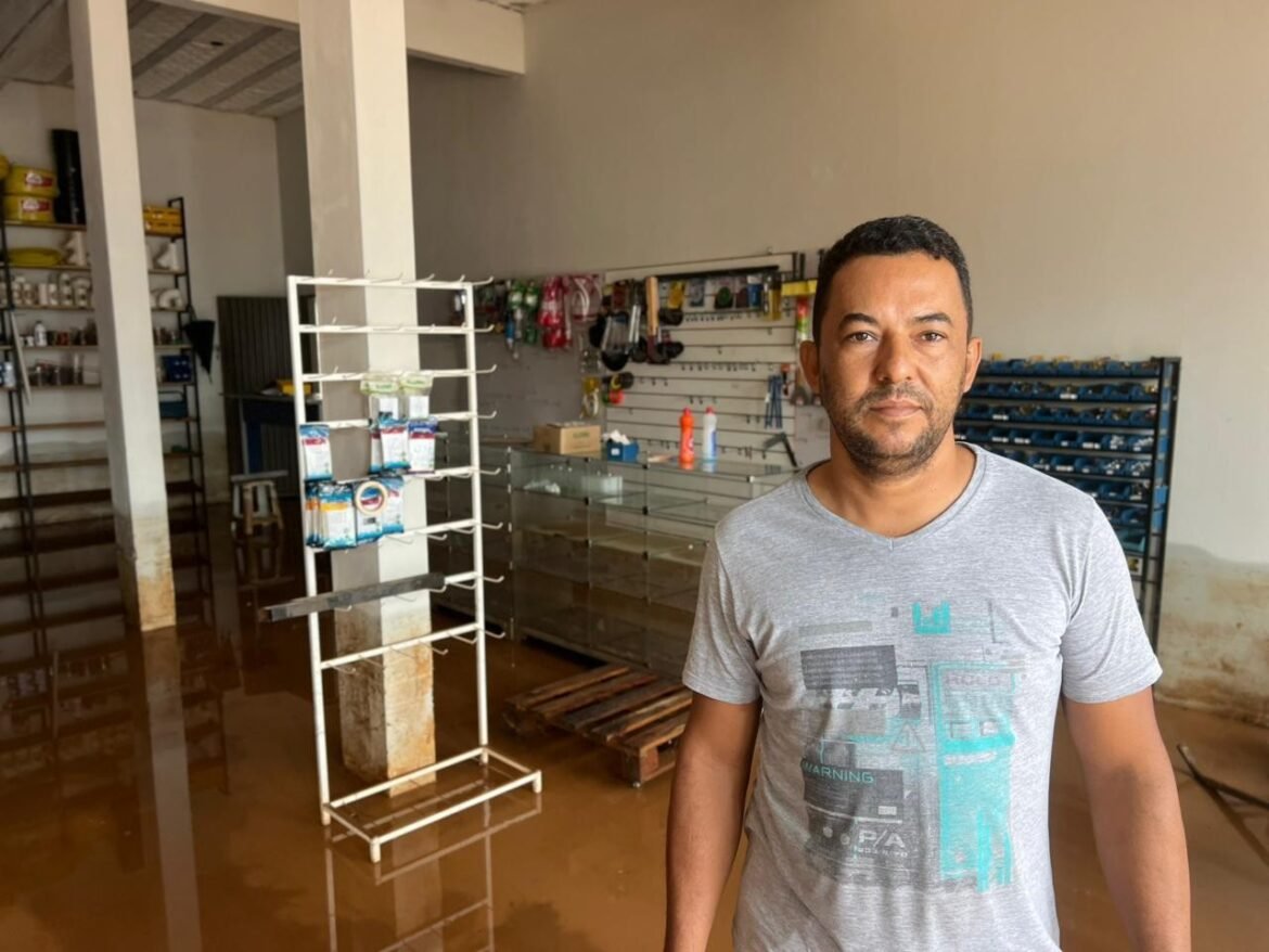 nivel-da-agua-comeca-a-baixar-em-ruas-de-espinosa-depois-de-enchente-causada-por-fortes-chuvas