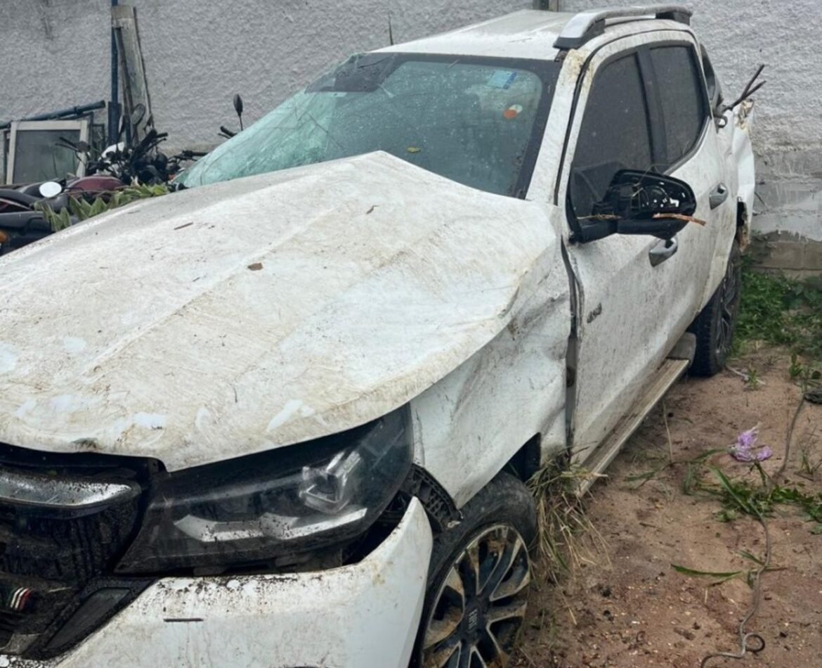 para-nao-bater-em-moto,-motorista-faz-manobra-brusca,-atinge-barranco-e-capota-na-mgc-418