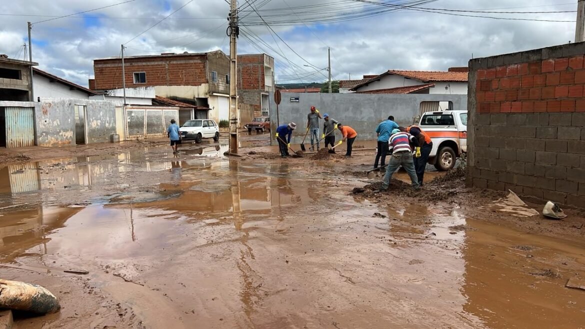 enchente-em-espinosa:-apos-inundacao-que-deixou-mais-de-mil-desalojados,-trabalho-de-limpeza-e-intensificado
