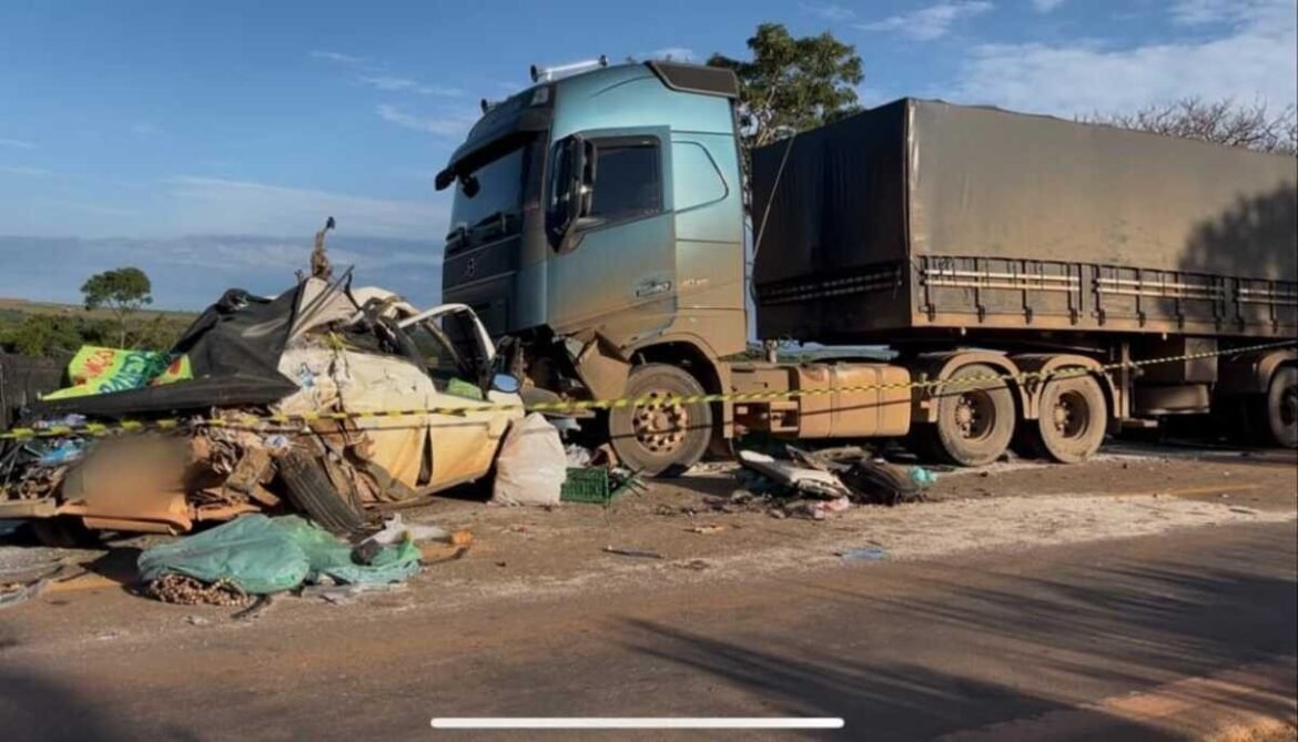 acidente-entre-carro-e-carreta-na-br-251-deixa-motorista-gravemente-ferido
