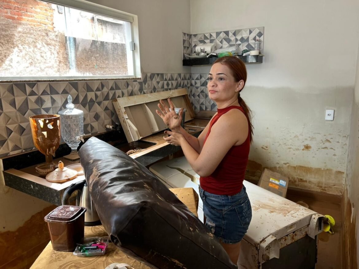 ‘de-cortar-o-coracao’,-diz-socia-de-salao-inundado-dois-dias-apos-inauguracao-em-espinosa