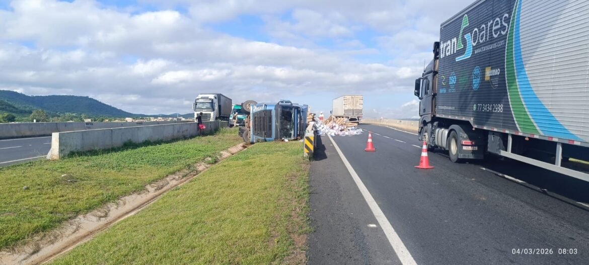 carreta-carregada-com-livros-didaticos-tomba-no-anel-viario-leste,-em-montes-claros