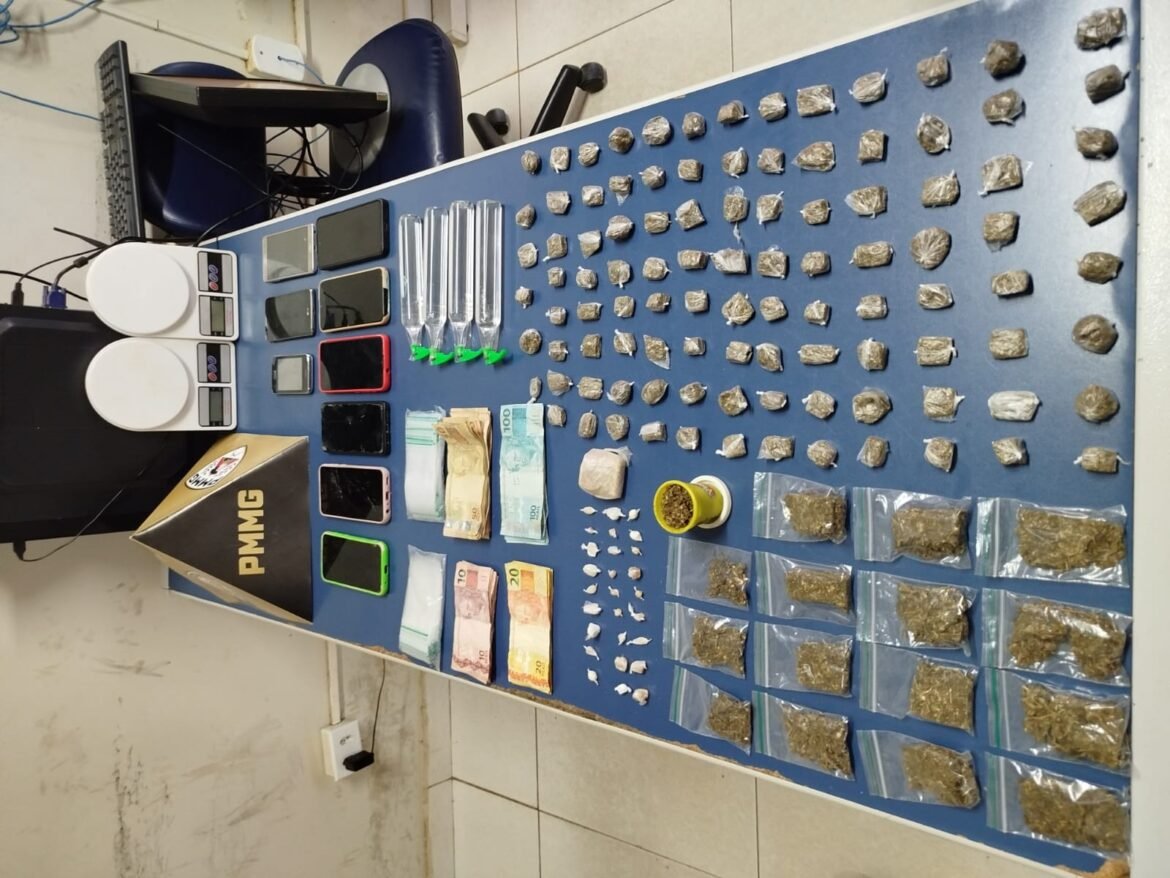 operacao-apreende-motos,-r$-4.853,-arma,-drogas,-municoes-e-celulares-em-janauba