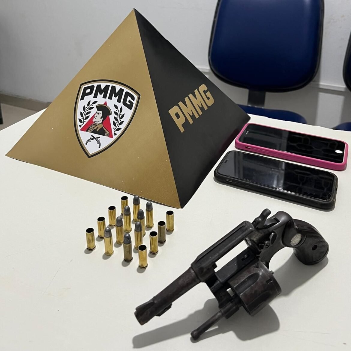 apos-serem-vistos-em-moto-sem-placa,-homens-fogem-da-pm-e-acabam-presos-com-arma-e-municoes