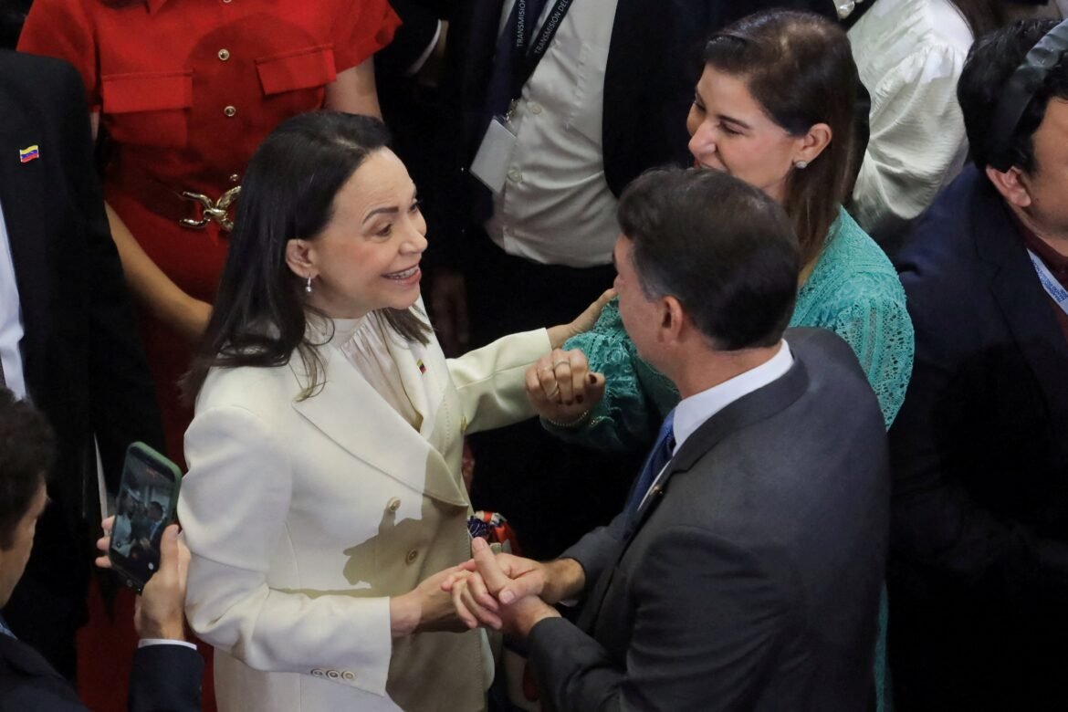 flavio-bolsonaro-e-maria-corina-machado-se-encontram-no-chile-e-pedem-‘justica’-pelo-brasil-e-venezuela
