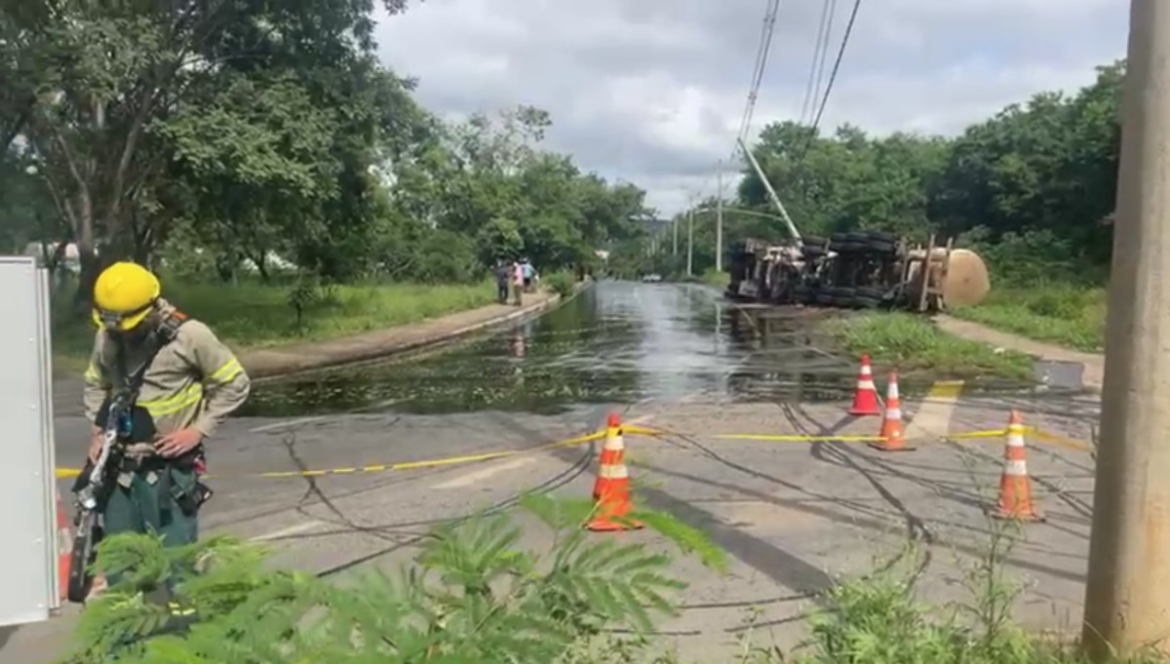 caminhao-carregado-com-cerca-de-34-mil-litros-de-oleo-vegetal-tomba-e-interdita-avenida-em-montes-claros