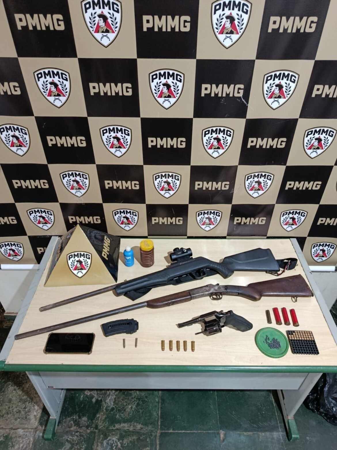 operacao-de-combate-ao-trafico-e-outros-crimes-prende-5-e-apreende-drogas,-armas-e-municoes-em-tres-marias