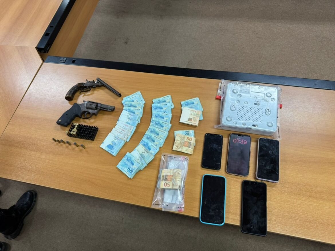 operacao-mercado-paralelo-cumpre-27-mandados-em-adegas-de-montes-claros-e-apreende-armas,-veiculos-e-mais-de-r$-25-mil-em-dinheiro