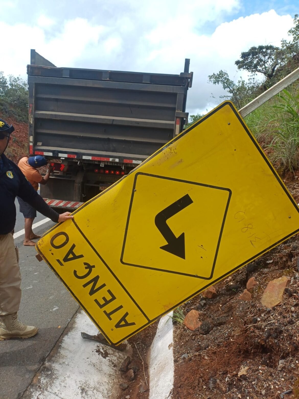 prf-flagra-homem-carregando-placa-de-sinalizacao-retirada-de-margem-da-br-365