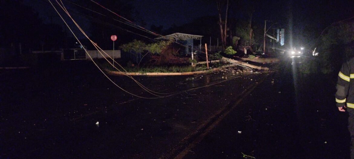 tempestade-com-ventos-fortes-derruba-arvores-e-mobiliza-bombeiros-em-montes-claros