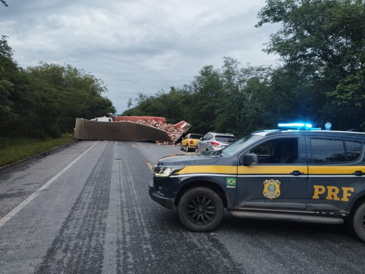 br-251-fica-interditada-por-mais-de-seis-horas-apos-acidente-entre-carretas-e-carro