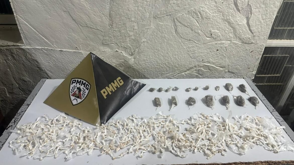 adolescente-suspeito-de-traficar-corre-para-casa-ao-ver-pm,-mas-e-chamado-e-apresentado-a-equipe-pela-mae