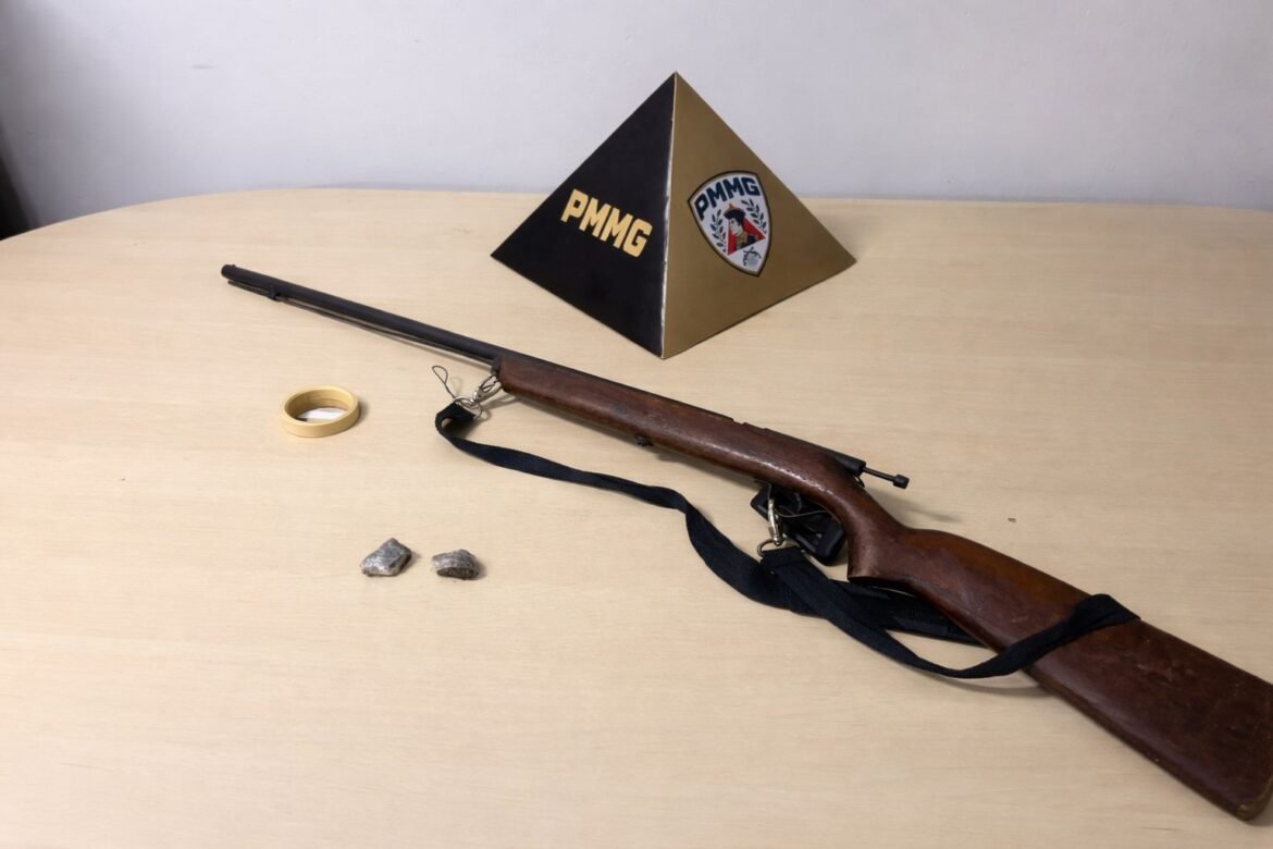 homem-e-flagrado-pela-pm-apontando-arma-para-ex-companheira-em-rua-de-aracuai