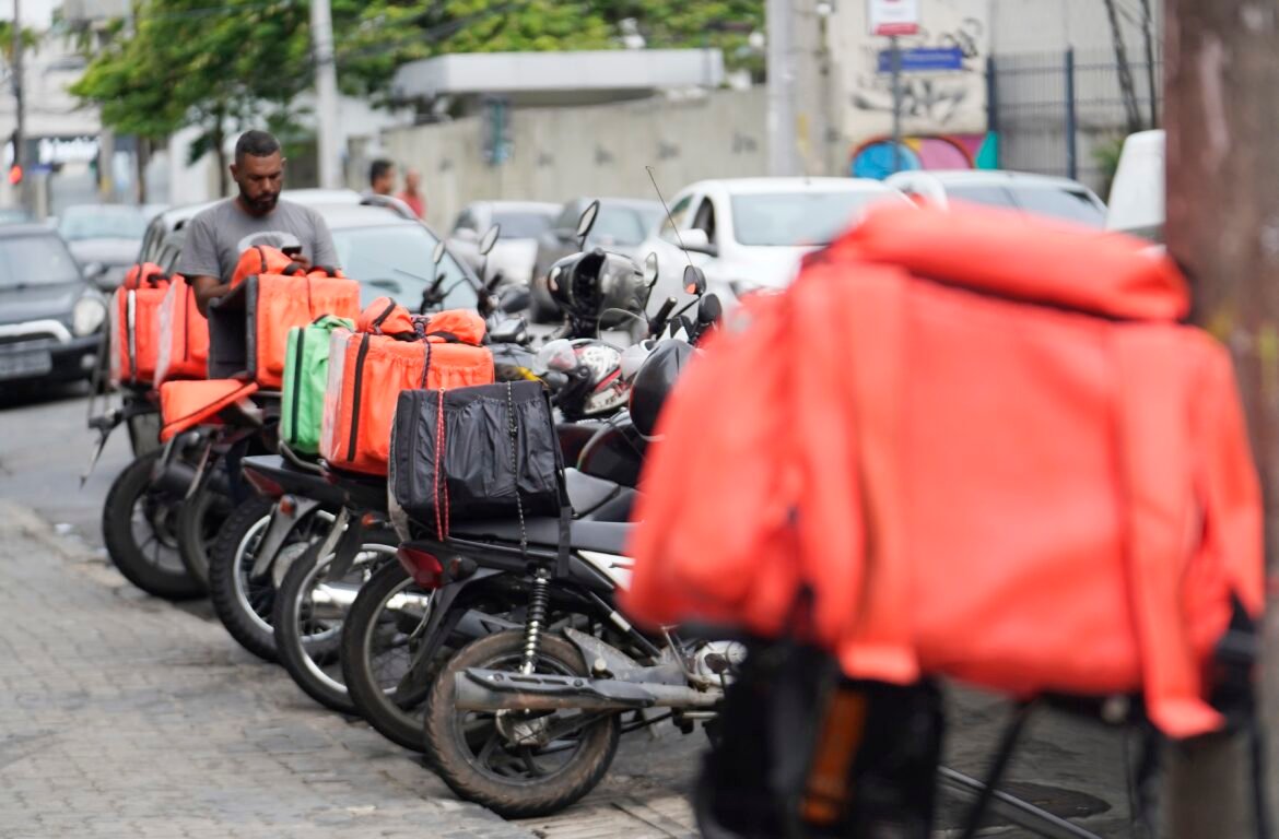 quaest:-71%-dos-brasileiros-sao-contra-taxa-minima-para-entregas-por-aplicativo-|-g1