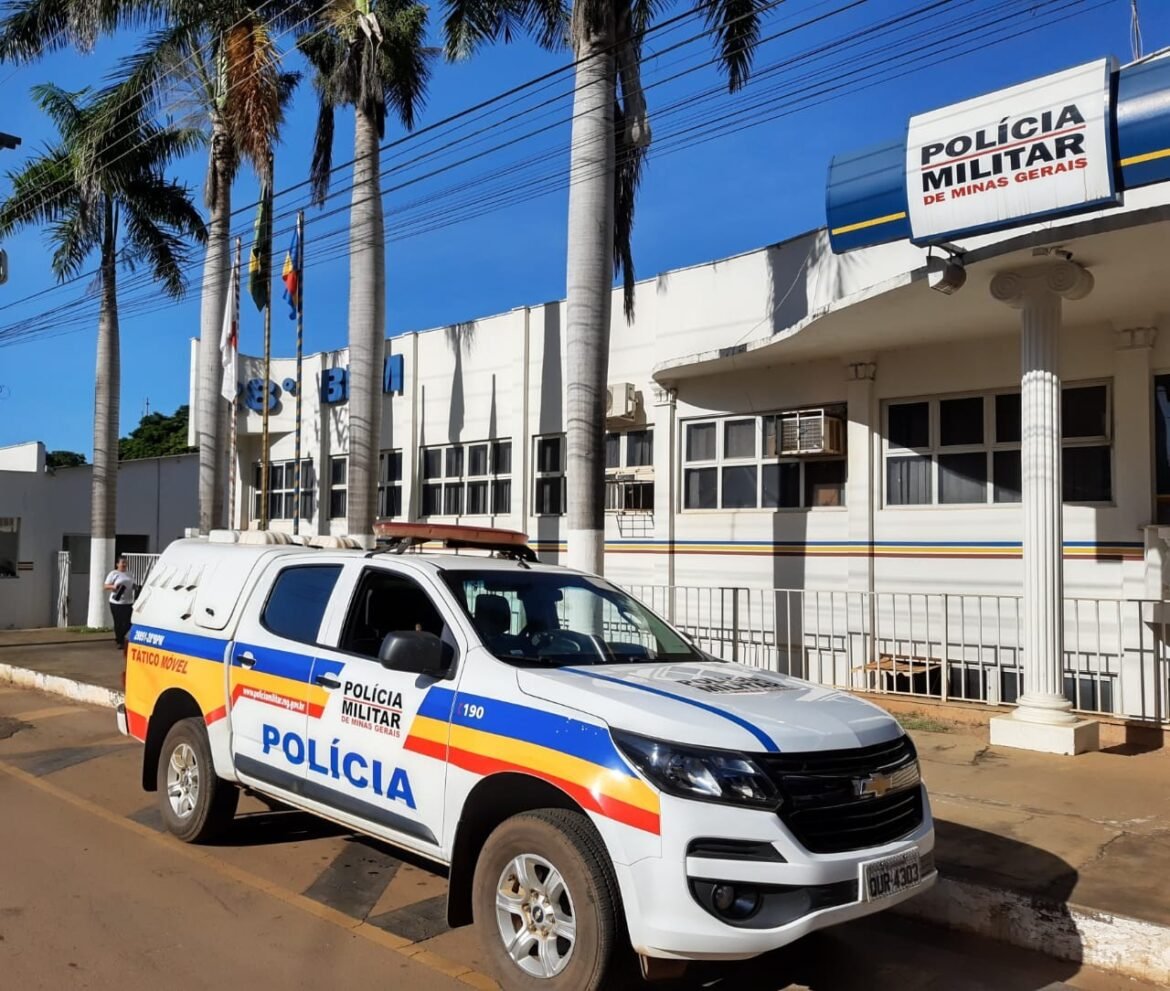 apos-relatos-de-tiros,-homem-e-flagrado-armado,-de-roupa-intima,-ouvindo-som-alto-e-bebendo-em-mg