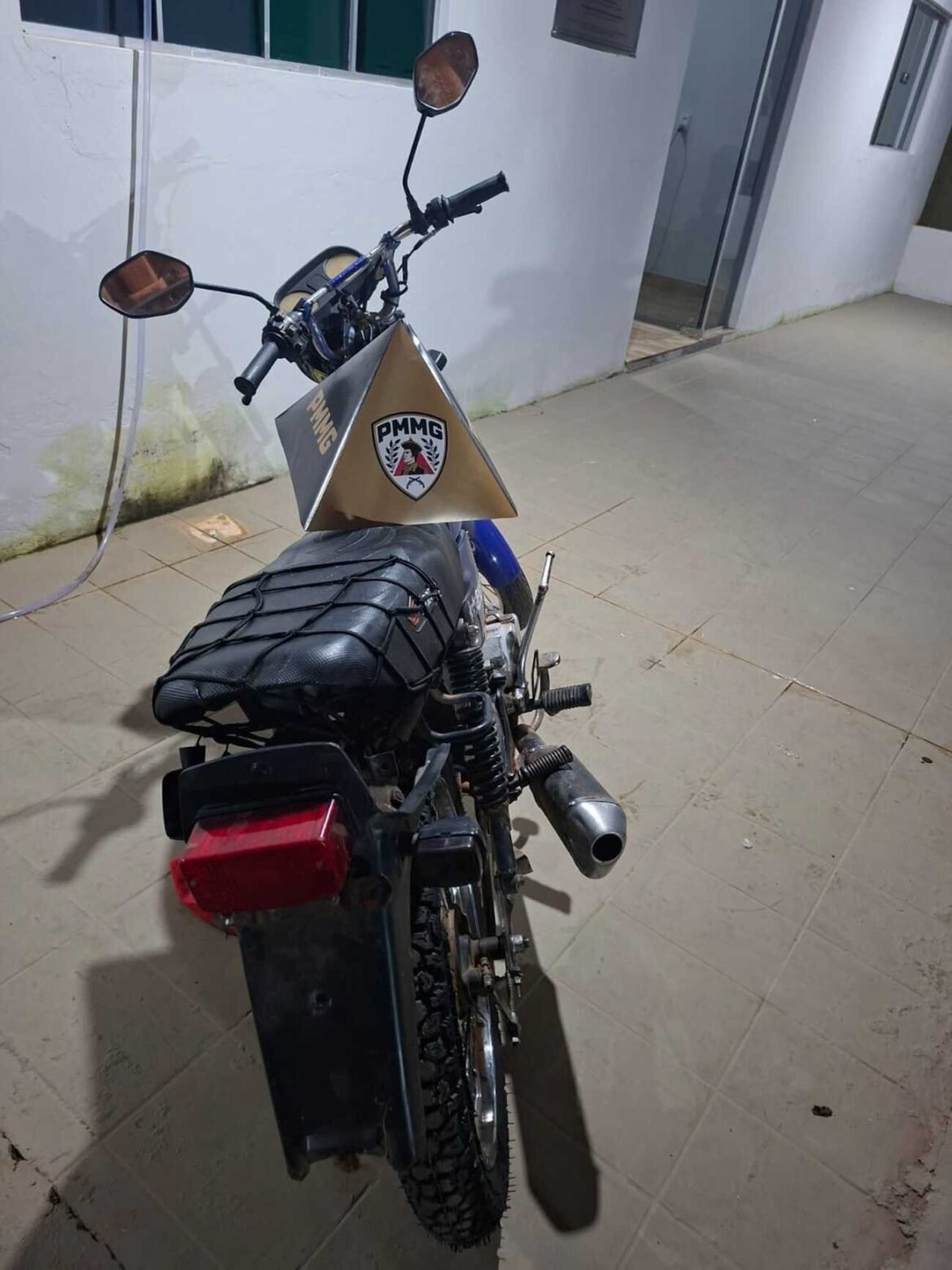 sem-cnh,-homem-e-preso-dirigindo-moto-com-descarga-irregular-e-sem-placa-em-santa-fe-de-minas