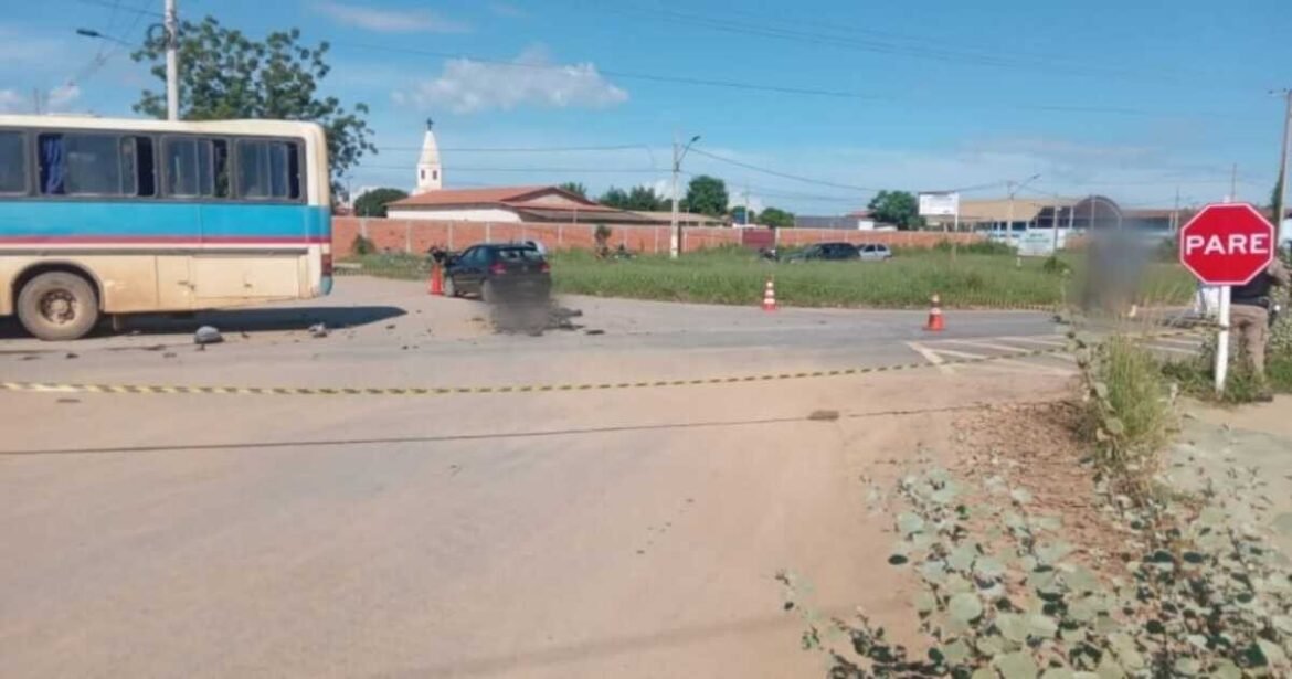 atingido-por-carro-que-desrespeitou-sinalizacao,-motociclista-bate-em-onibus-e-morre-na-lmg-633