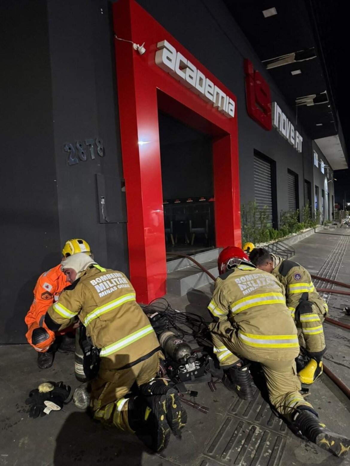 policia-suspeita-de-incendio-criminoso-em-academia-que-pegou-fogo-em-montes-claros;-escada-pode-ter-sido-usada-para-acessar-imovel